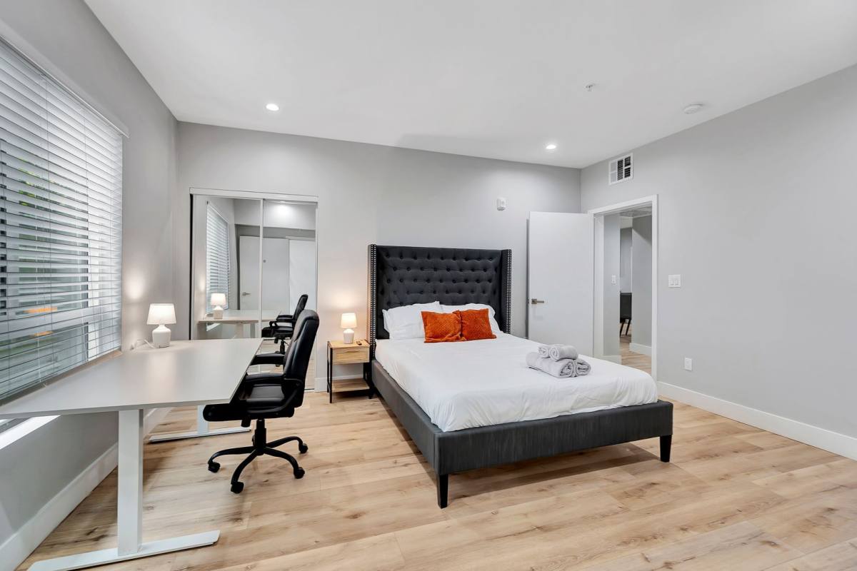 Apartment for rent at 546 N Harvard Blvd, Los Angeles, CA 90004
