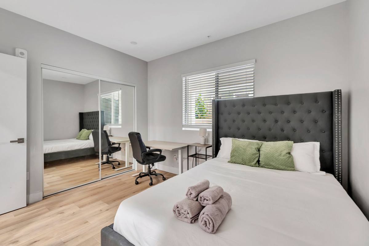 Apartment for rent at 546 N Harvard Blvd, Los Angeles, CA 90004