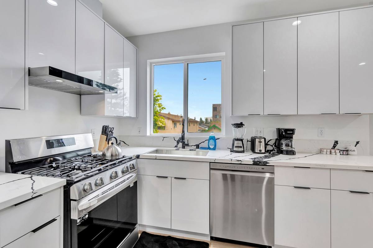 Apartment for rent at 546 N Harvard Blvd, Los Angeles, CA 90004