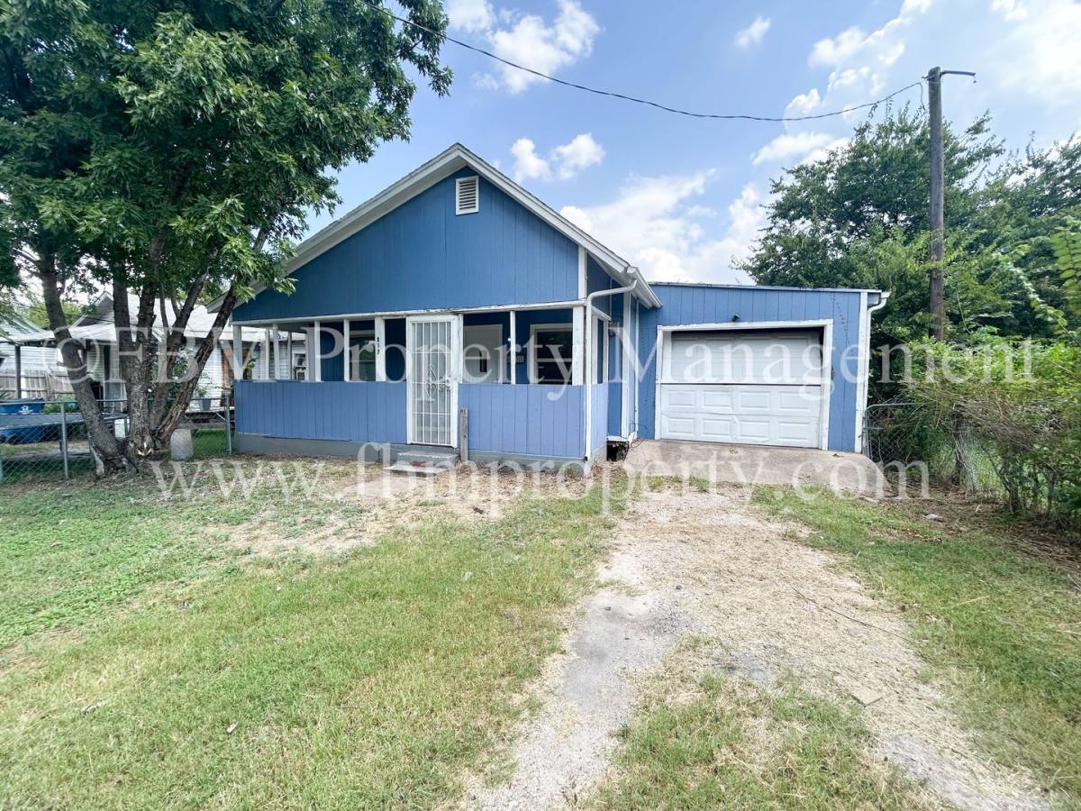House for rent at 813 E 2nd Ave, Corsicana, TX 75110