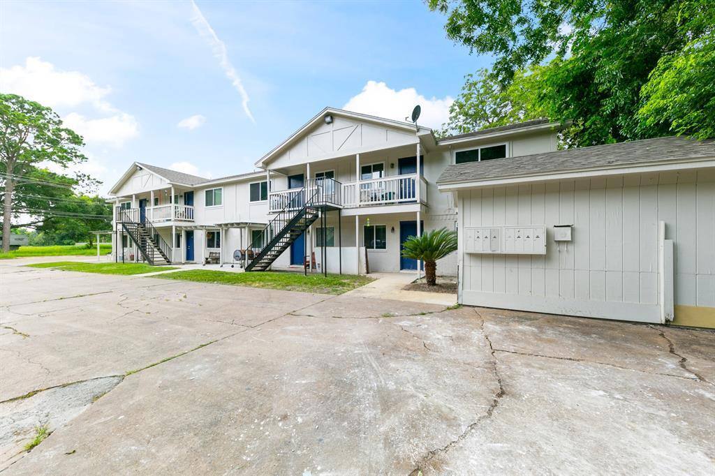 Apartment for rent at 1312 W Adoue St, Alvin, TX 77511
