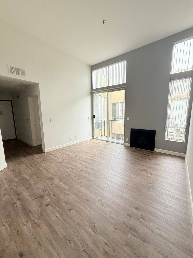 Apartment for rent at 315 S Lafayette Park Place, Los Angeles, CA 90057