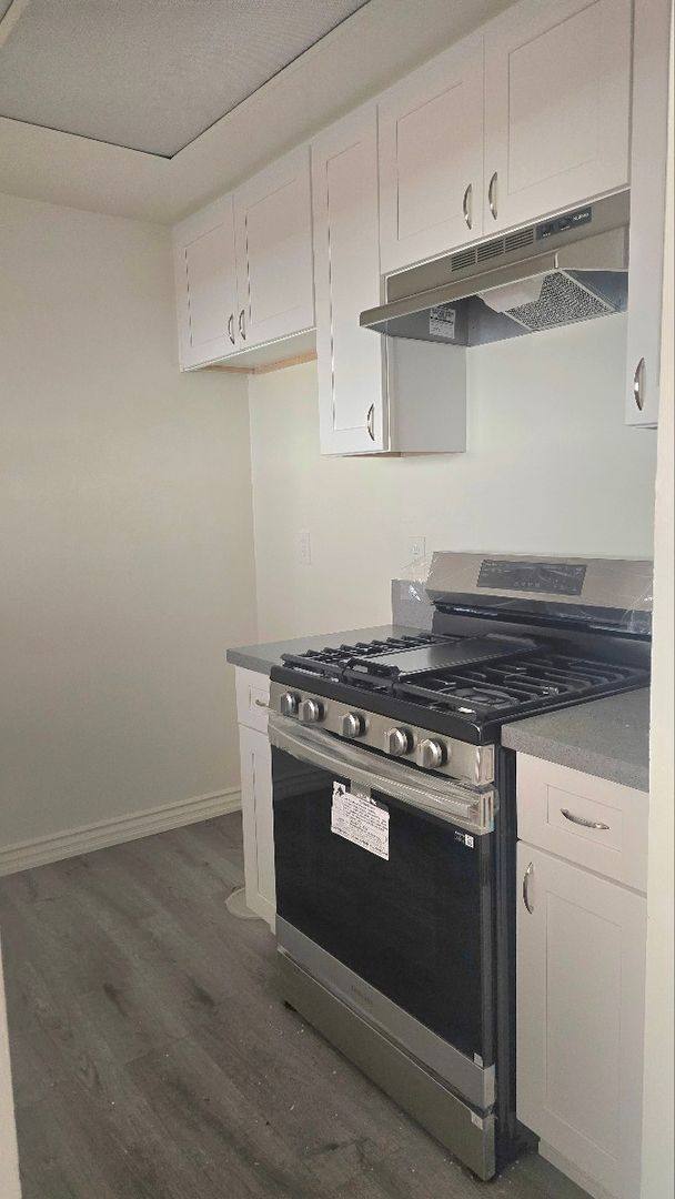 Apartment for rent at 315 S Lafayette Park Place, Los Angeles, CA 90057
