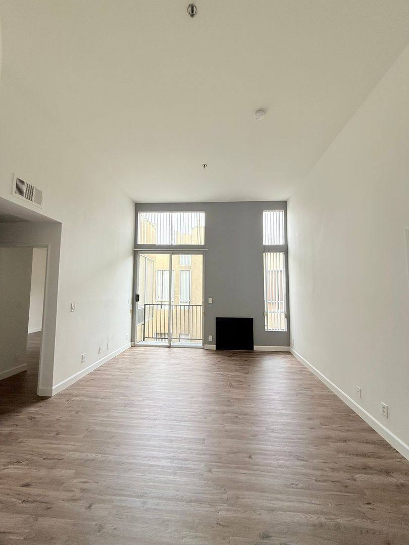 Apartment for rent at 315 S Lafayette Park Place, Los Angeles, CA 90057