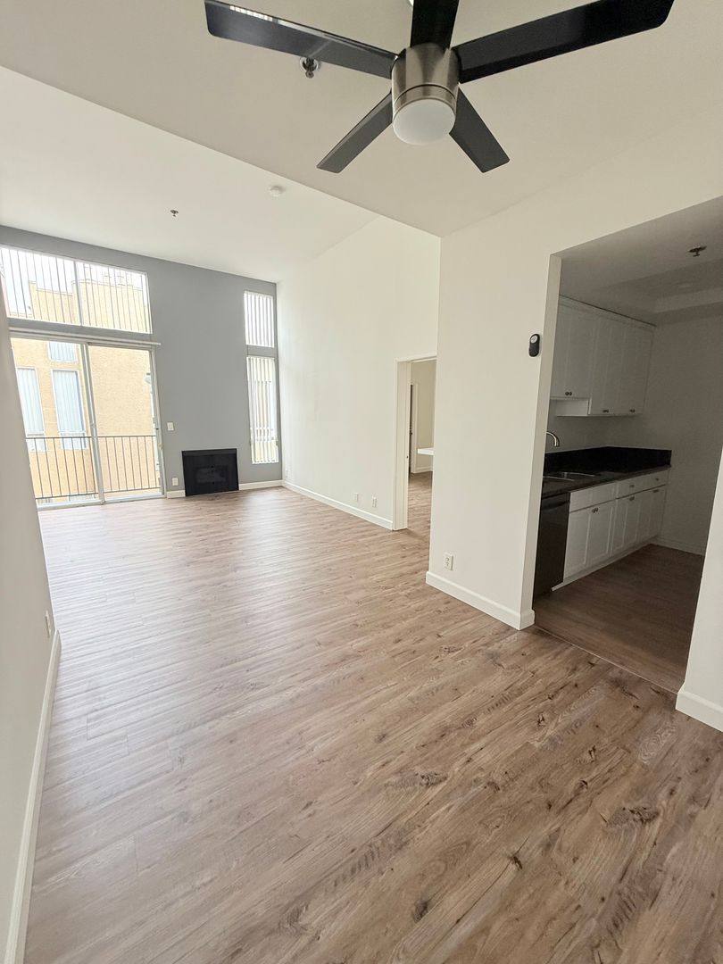 Apartment for rent at 315 S Lafayette Park Place, Los Angeles, CA 90057