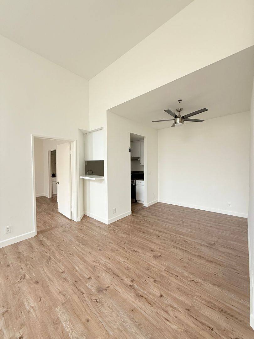 Apartment for rent at 315 S Lafayette Park Place, Los Angeles, CA 90057