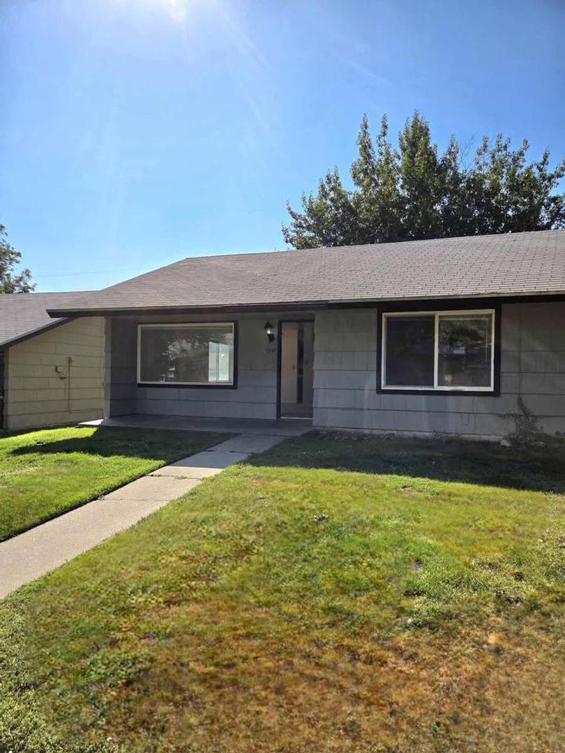 Apartment for rent at 702 Gellatly St, Wenatchee, WA 98801