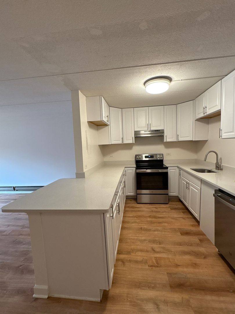 Apartment for rent at 1460 & 1502 Lehigh Rd, Glenview, IL 60025
