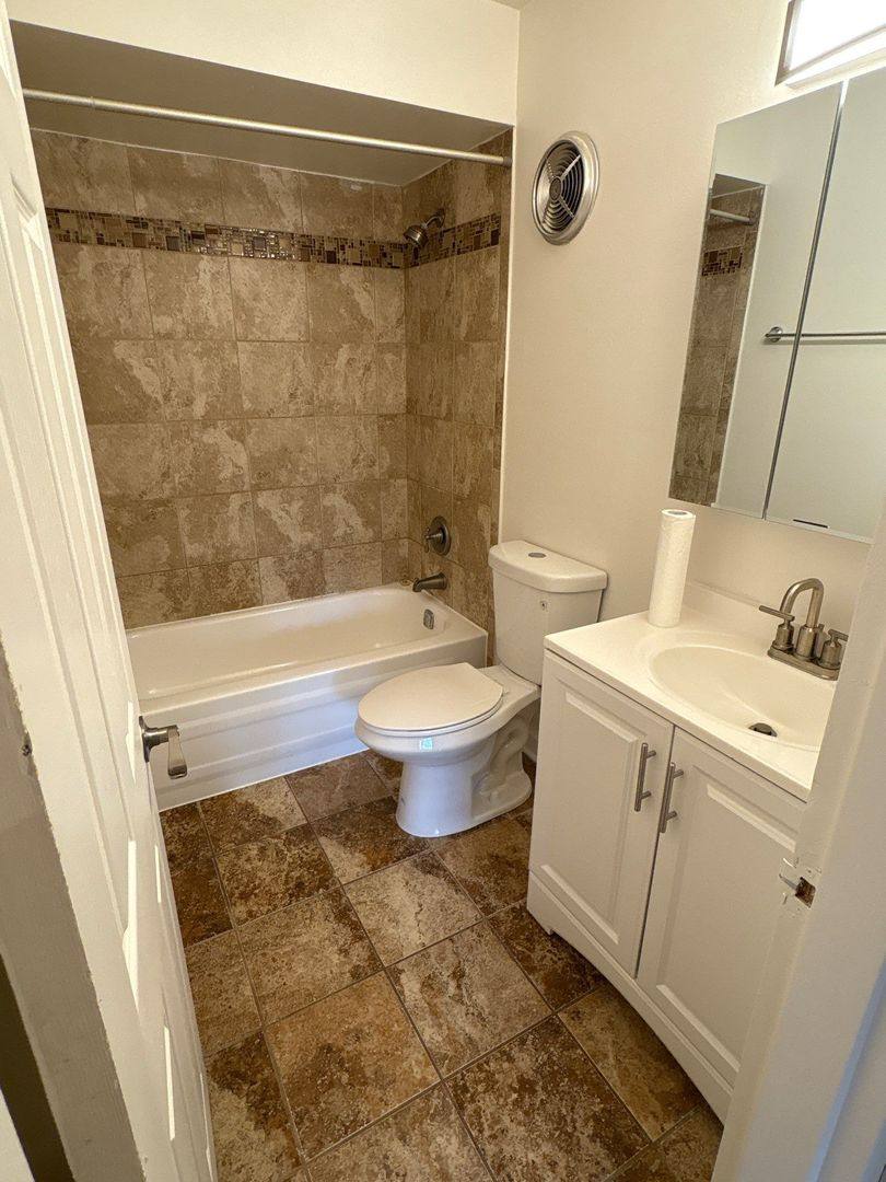 Apartment for rent at 1460 & 1502 Lehigh Rd, Glenview, IL 60025