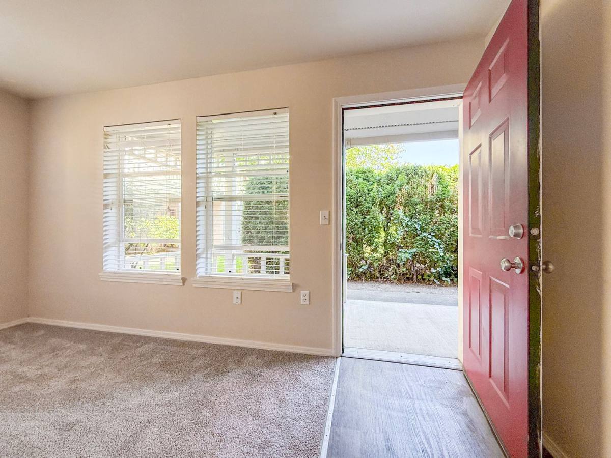 Townhouse for rent at 800 NE Roberts Ave, Gresham, OR 97030