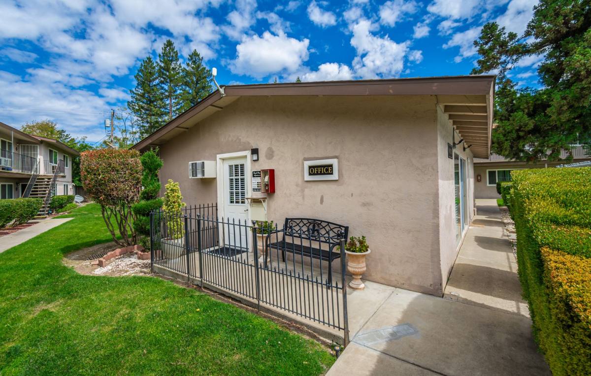 Apartment for rent at 5949 Lake Crest Way, Sacramento, CA 95822