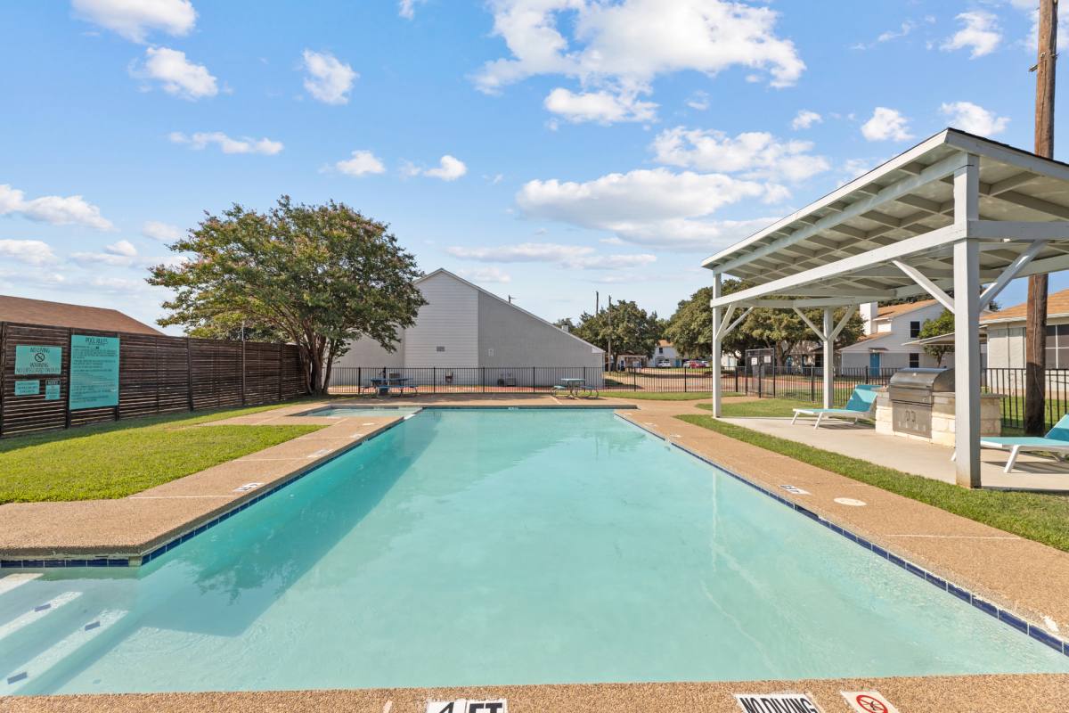 Townhouse for rent at 121 S Hampton Rd, Crowley, TX 76036