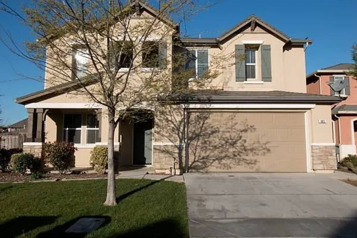 House for rent at 882 Kiwi St, Madera, CA 93638