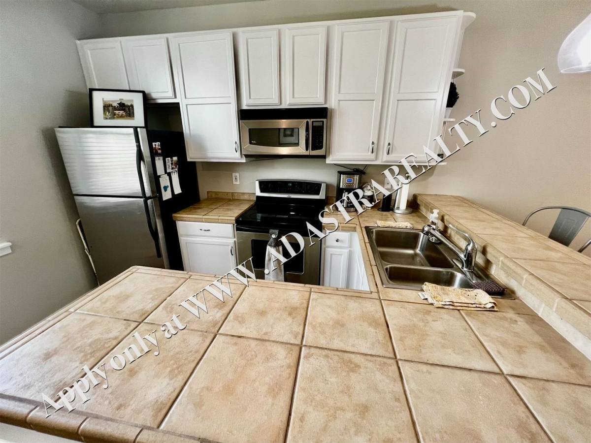 Townhouse for rent at 4545 Madison Ave, Kansas City, MO 64111