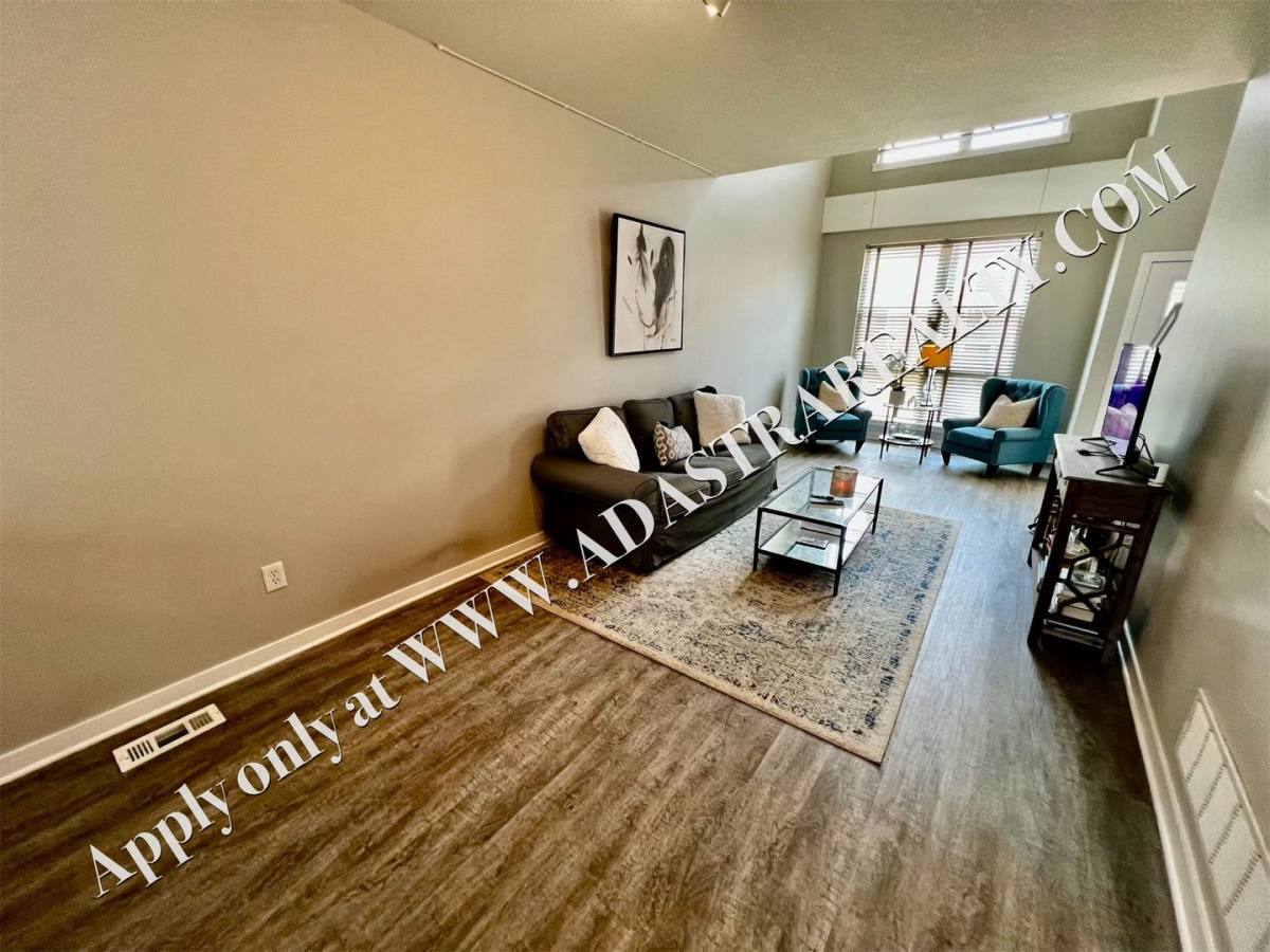 Townhouse for rent at 4545 Madison Ave, Kansas City, MO 64111