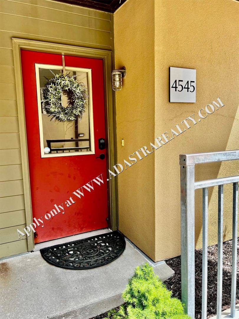 Townhouse for rent at 4545 Madison Ave, Kansas City, MO 64111