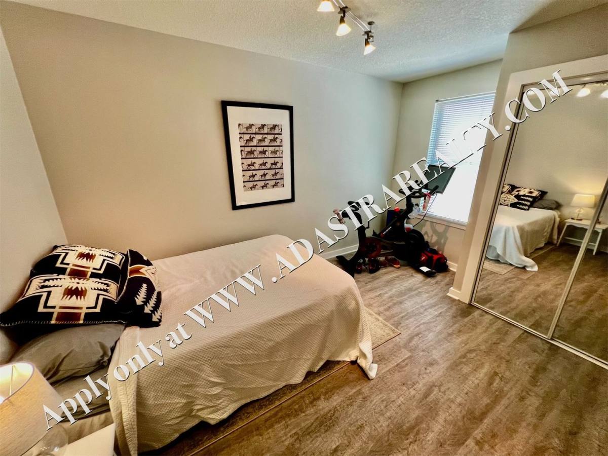 Townhouse for rent at 4545 Madison Ave, Kansas City, MO 64111