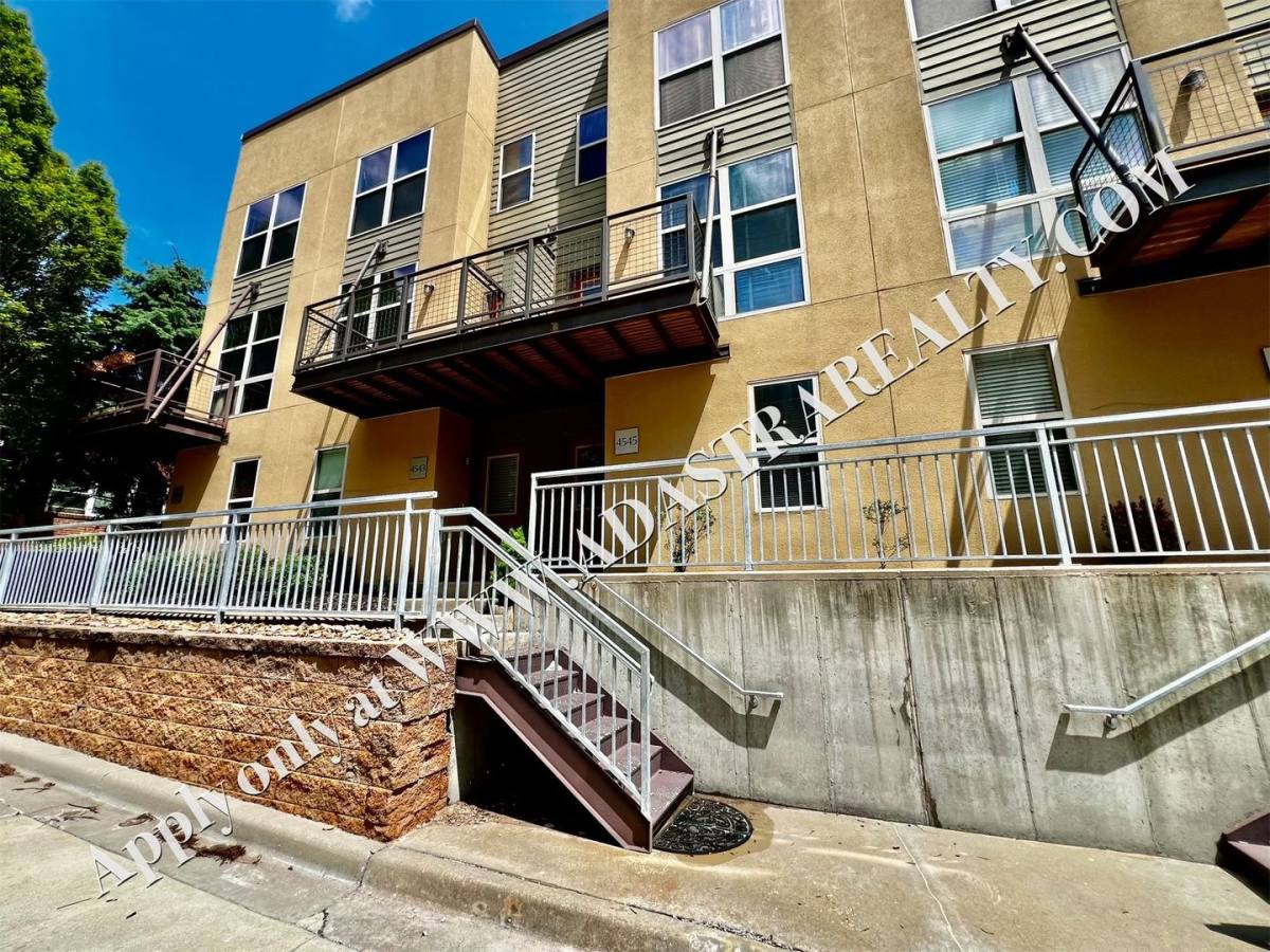 Townhouse for rent at 4545 Madison Ave, Kansas City, MO 64111