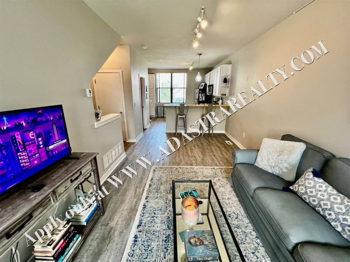 Townhouse for rent at 4545 Madison Ave, Kansas City, MO 64111