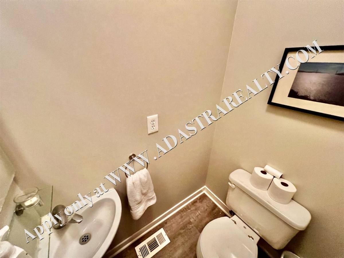 Townhouse for rent at 4545 Madison Ave, Kansas City, MO 64111