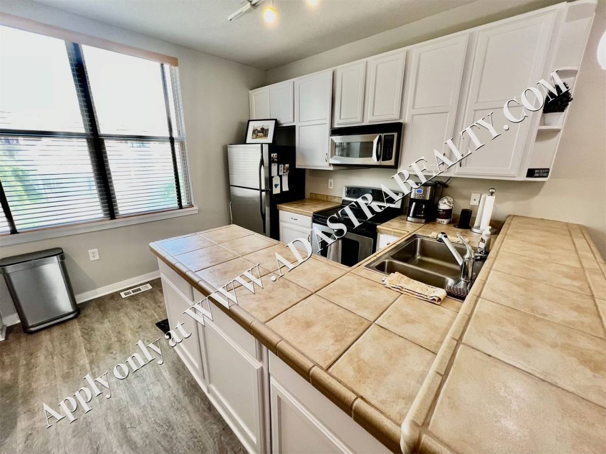 Townhouse for rent at 4545 Madison Ave, Kansas City, MO 64111