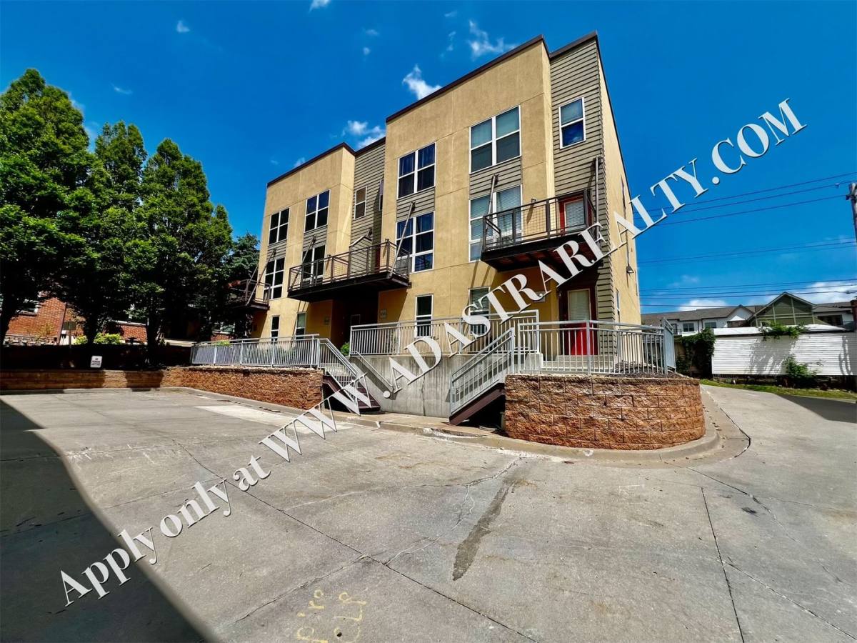 Townhouse for rent at 4545 Madison Ave, Kansas City, MO 64111