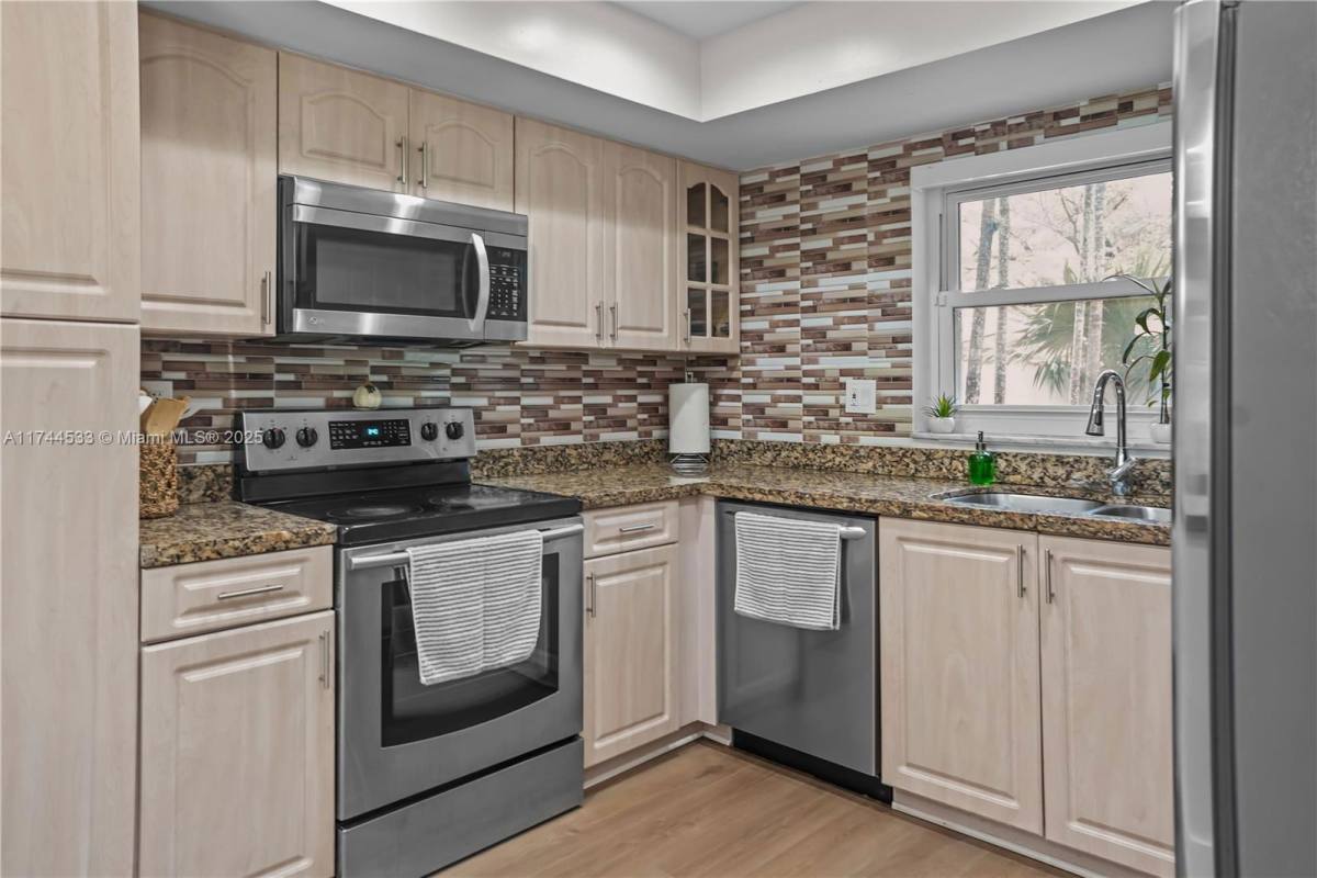 9015 SW 96th Ave, Miami, FL 33176 - Townhouse For Rent - Image 5