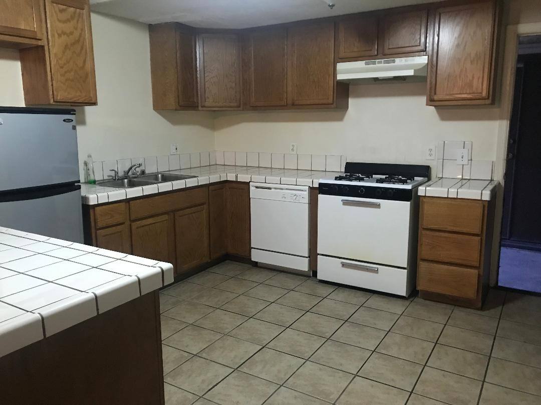 Apartment for rent at 14037 Yukon Ave, Hawthorne, CA 90250