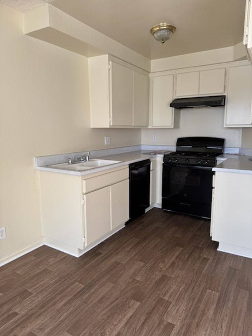 Apartment for rent at 14037 Yukon Ave, Hawthorne, CA 90250