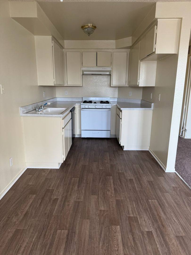 Apartment for rent at 14037 Yukon Ave, Hawthorne, CA 90250