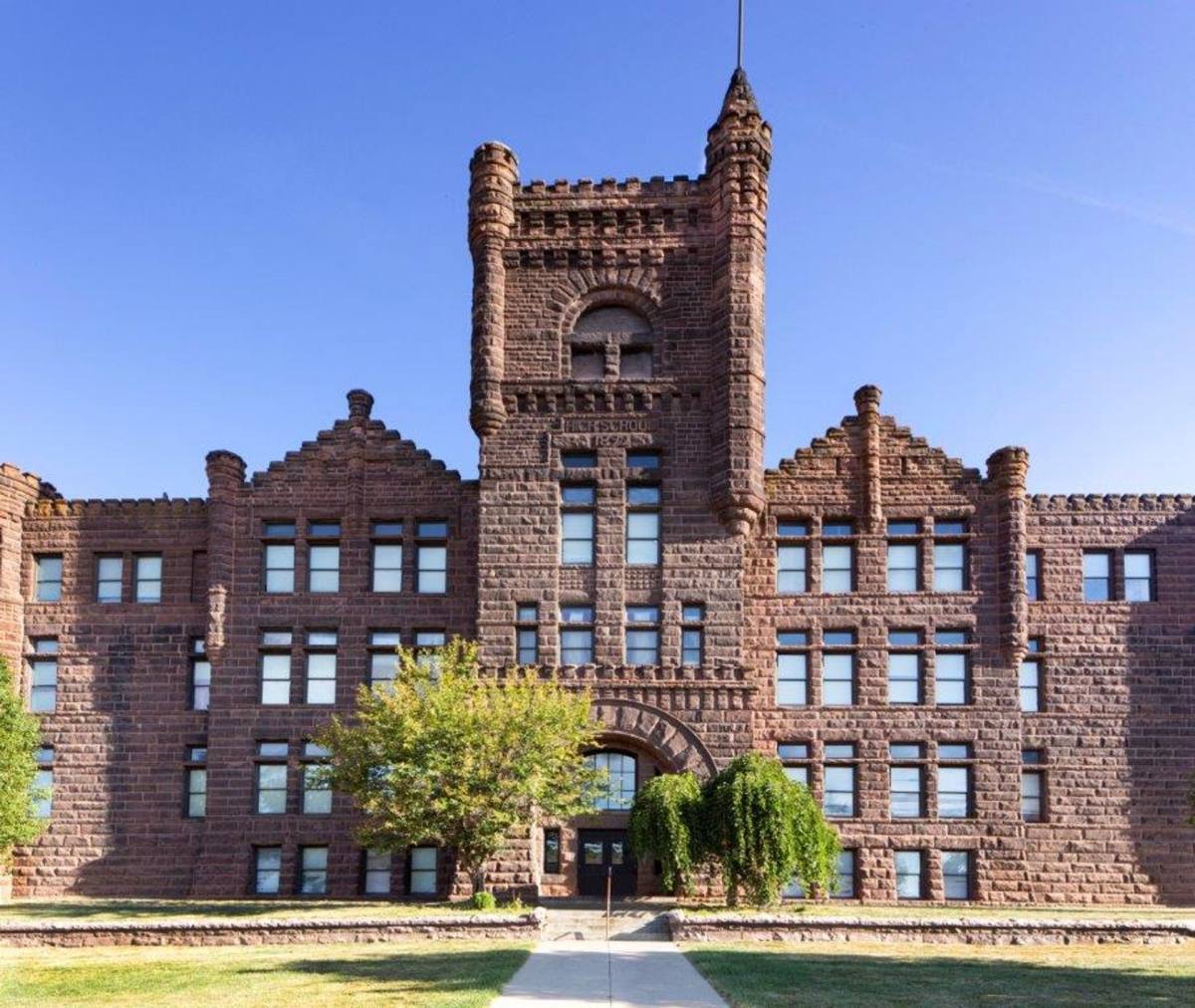 Apartment for rent at 610 13th St, Sioux City, IA 51105