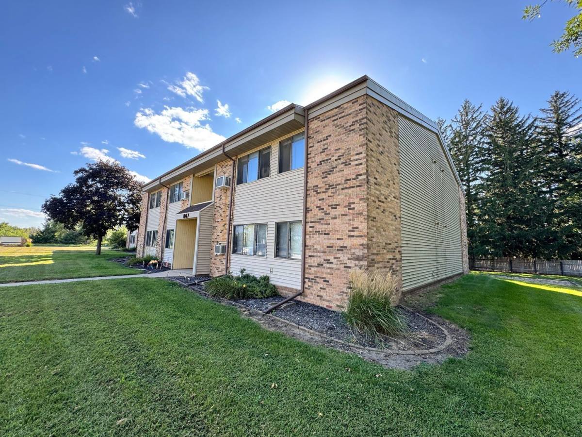 Apartment for rent at 805 807 809 11th Ave N, Humboldt, IA 50548