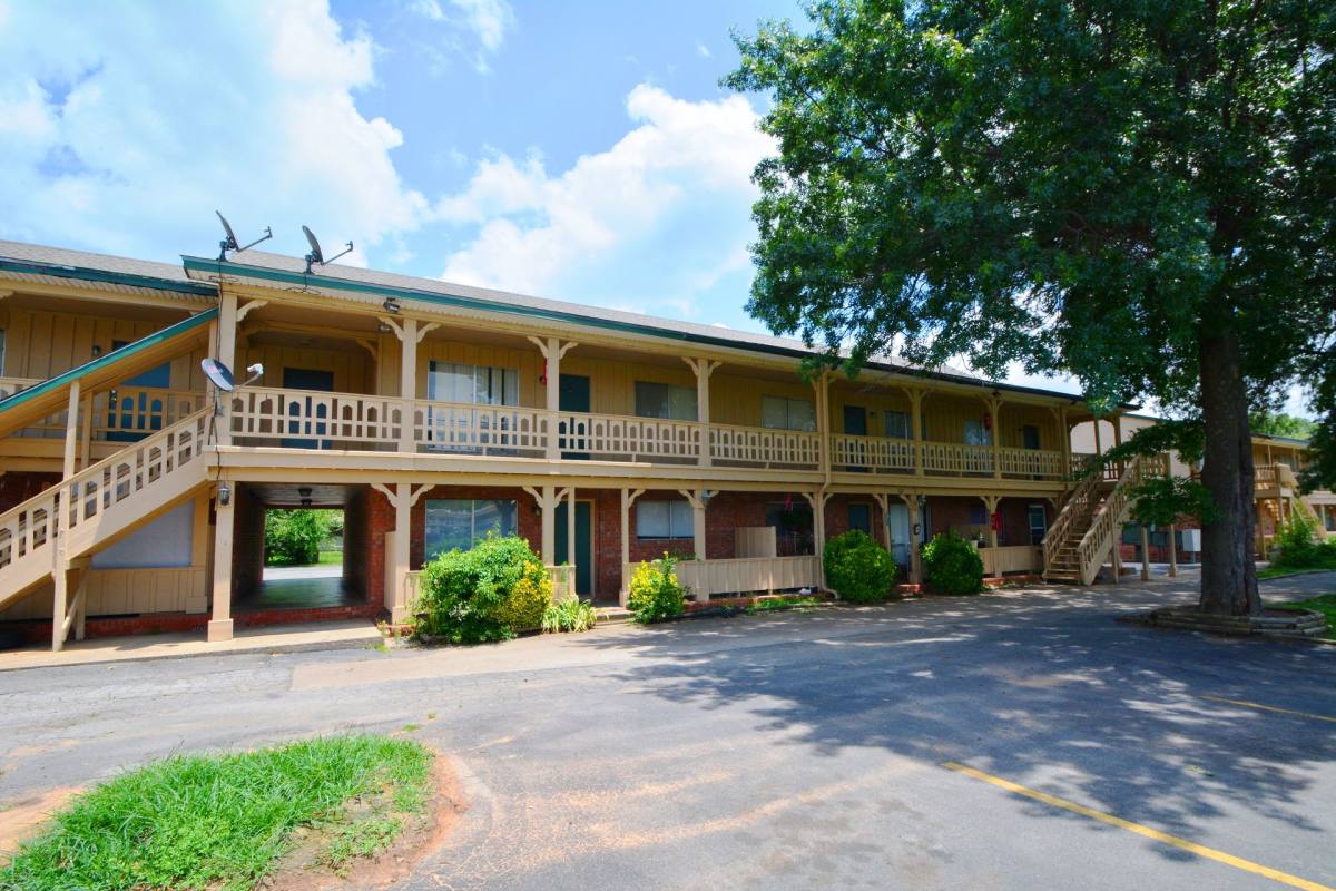 Apartment for rent at 950 S 32nd St, Muskogee, OK 74401