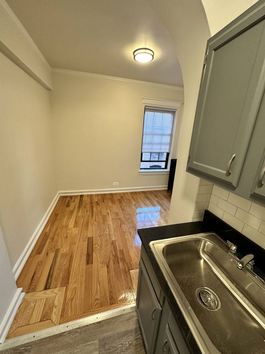 Apartment for rent at 426 W Briar Place, Chicago, IL 60657