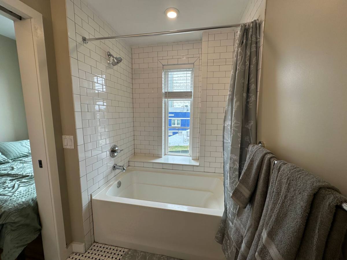 Apartment for rent at 633 21st St NE #33, Washington, DC 20002