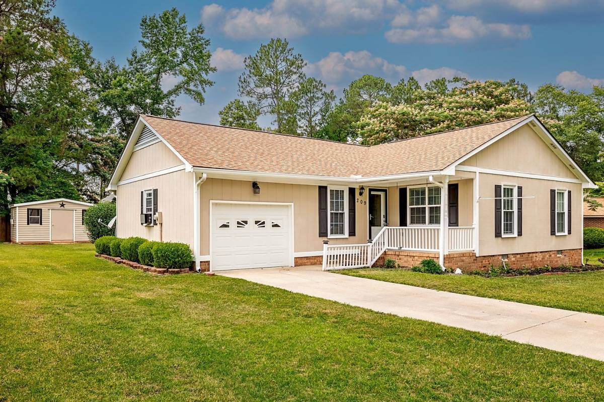 House for rent at 209 Old Farm Rd, Raeford, NC 28376