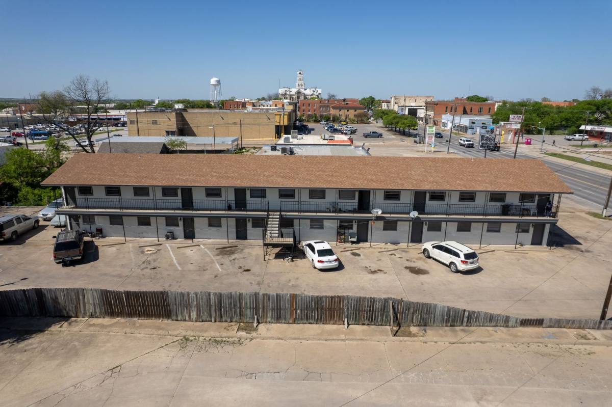 230 S Waco, Hillsboro, TX 76645 - Apartment For Rent - Image 4