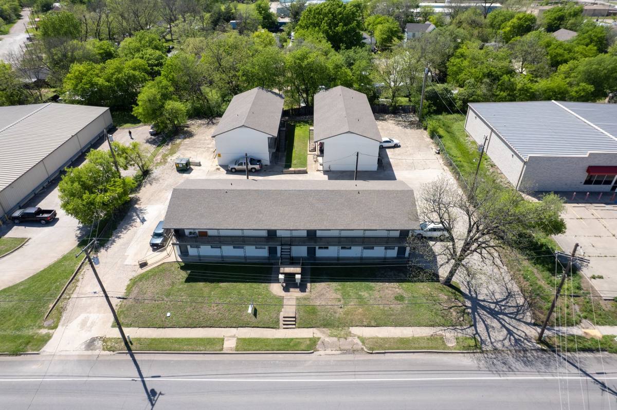 230 S Waco, Hillsboro, TX 76645 - Apartment For Rent - Image 2