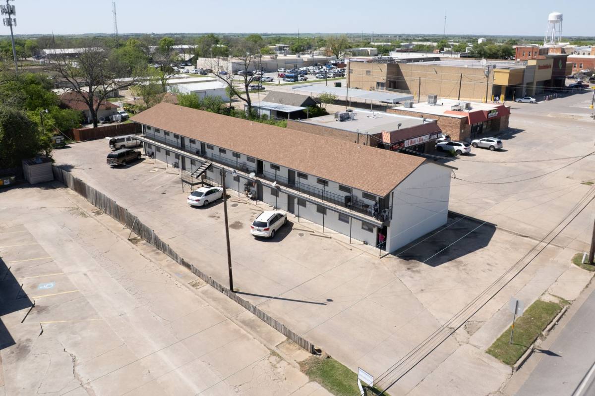 230 S Waco, Hillsboro, TX 76645 - Apartment For Rent - Image 3