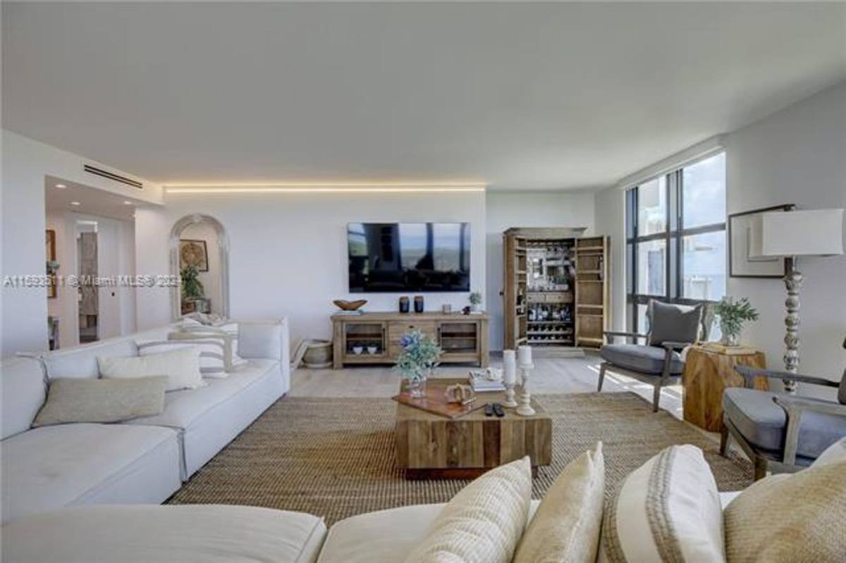 Apartment for rent at 1121 Crandon Blvd, Key Biscayne, FL 33149