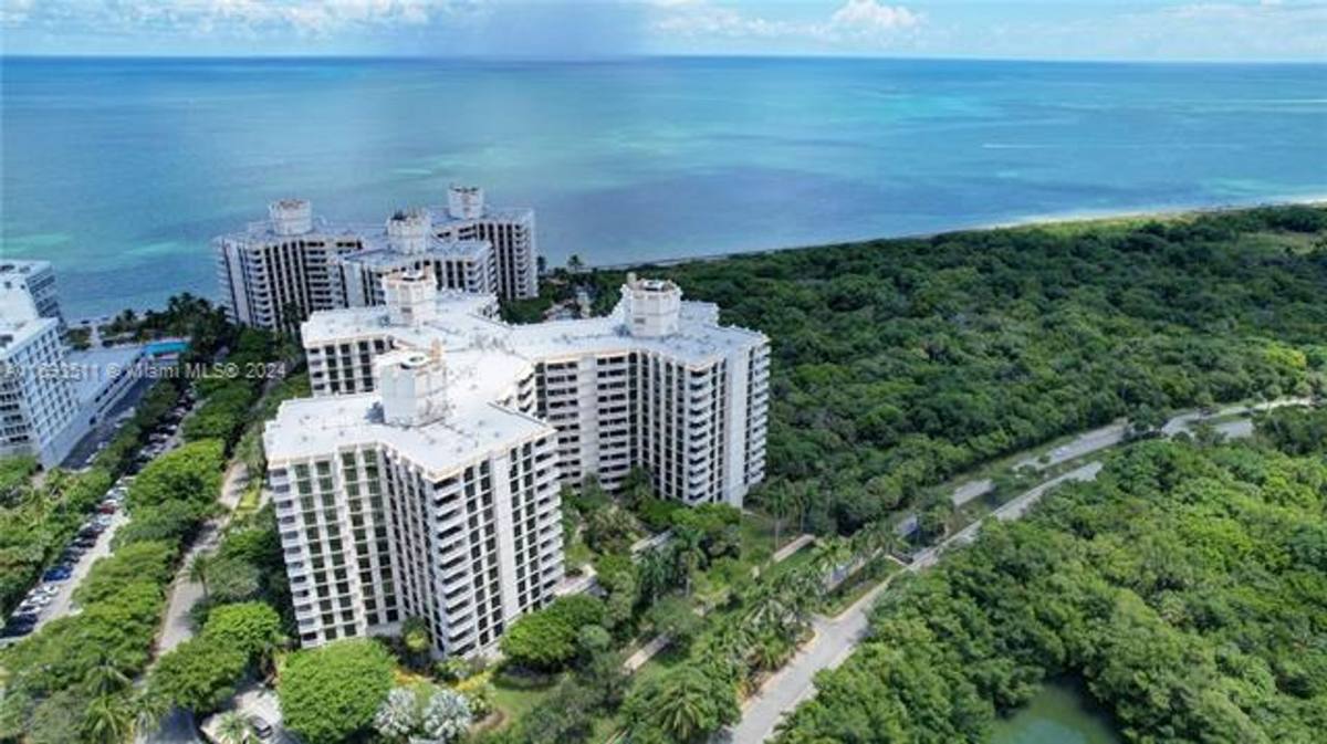 Apartment for rent at 1121 Crandon Blvd, Key Biscayne, FL 33149