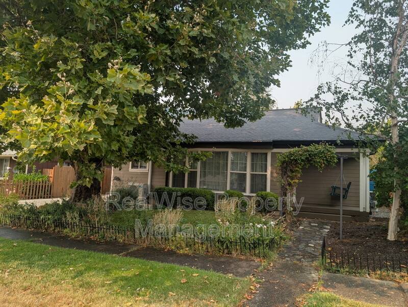House for rent at 501 NE Broadway St, Myrtle Creek, OR 97457
