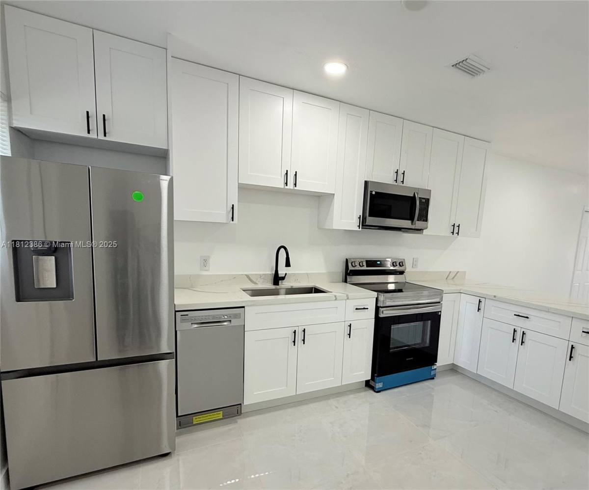 Apartment for rent at 1 NW 10th St, Hallandale, FL 33009