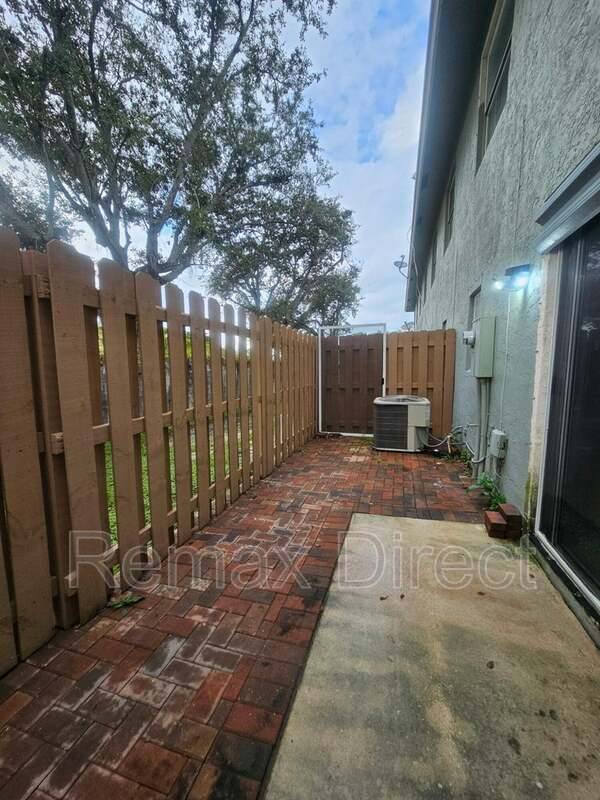 Townhouse for rent at 331 Cypress Way W, West Palm Beach, FL 33406