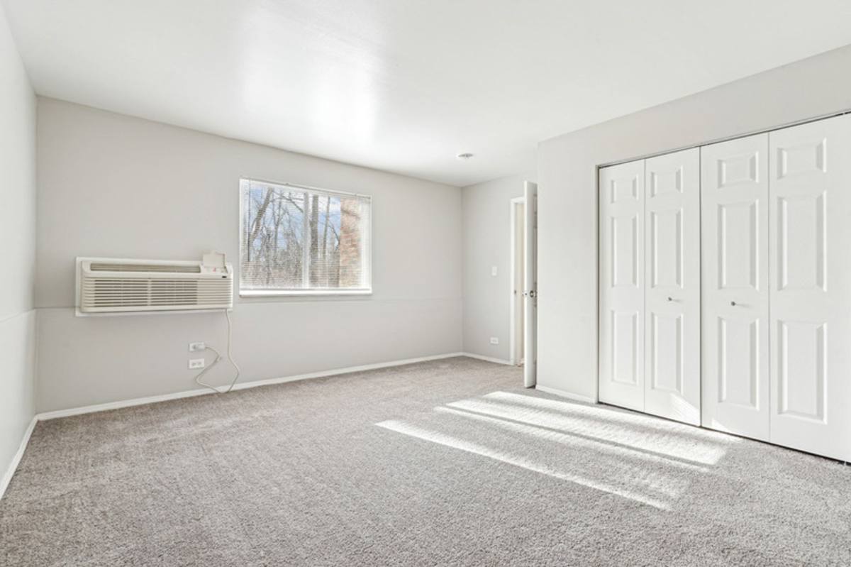 Apartment for rent at 3451 Sheridan Rd, Zion, IL 60099