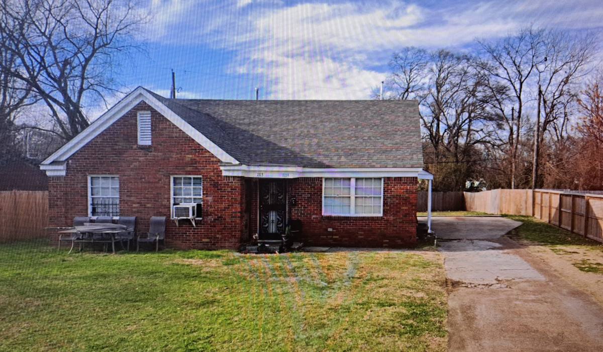 Townhouse for rent at 1115 Garland St, Memphis, TN 38107