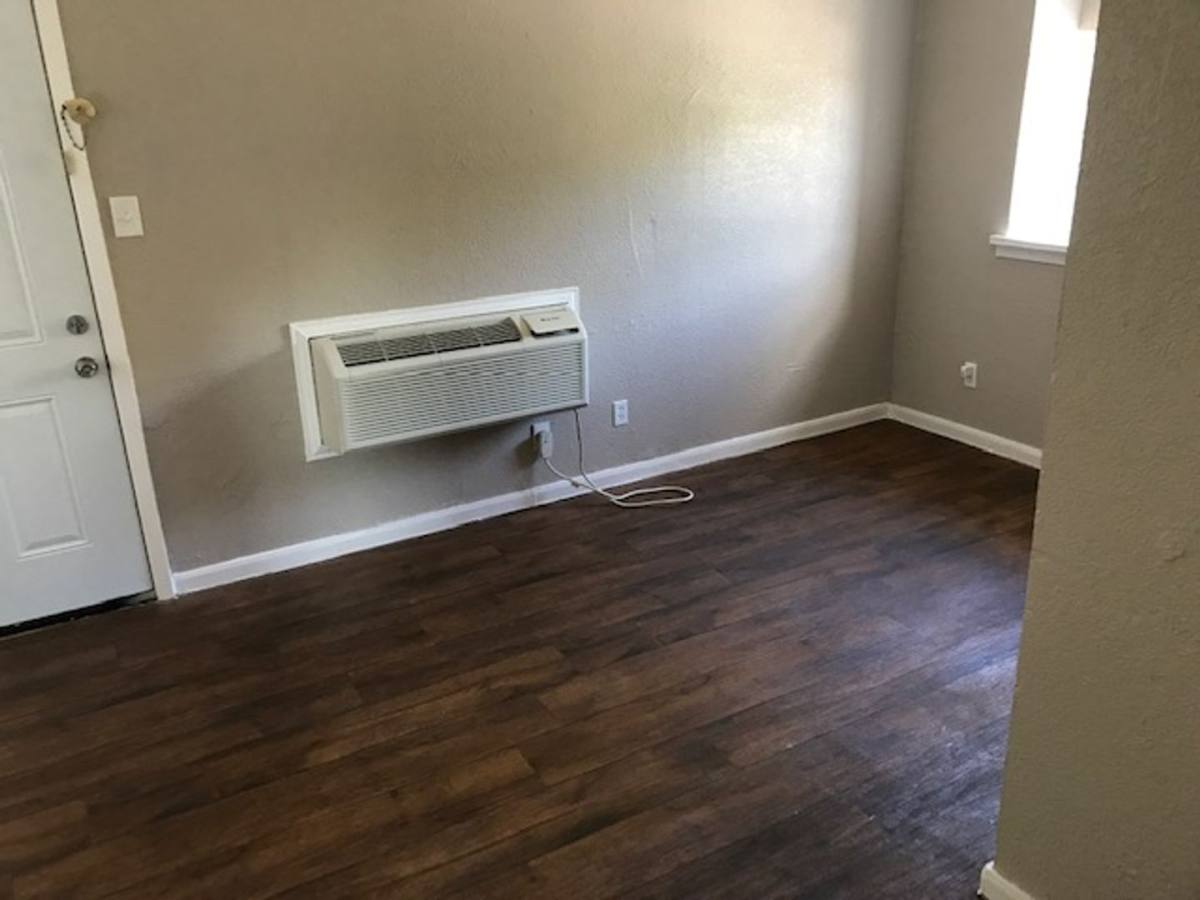 Apartment for rent at 940 E Hattie St, Fort Worth, TX 76104
