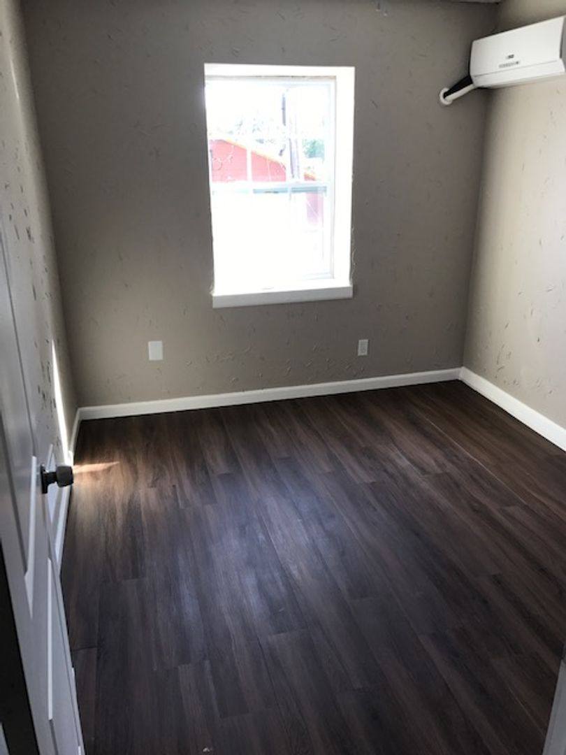 Apartment for rent at 940 E Hattie St, Fort Worth, TX 76104