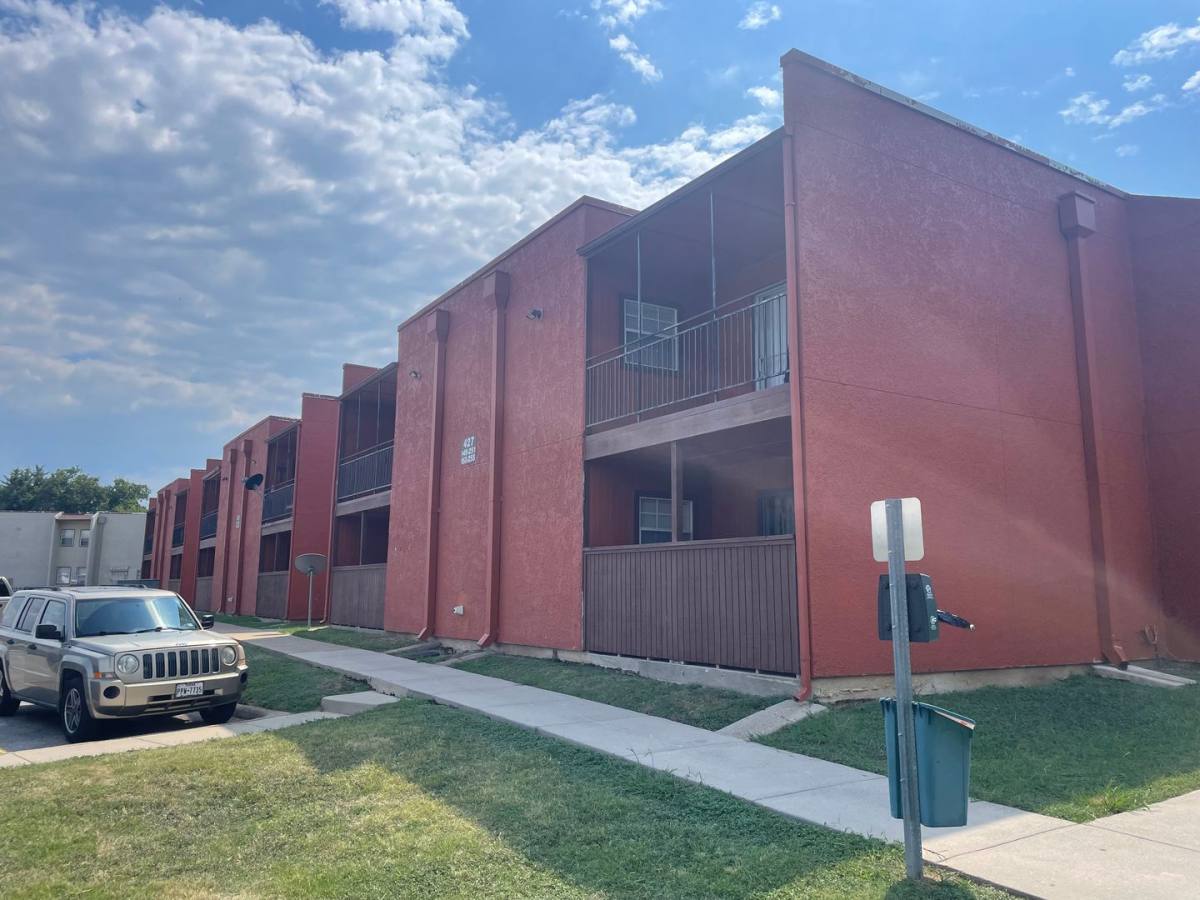 Apartment for rent at 400 N Merrill Ave, Duncanville, TX 75116