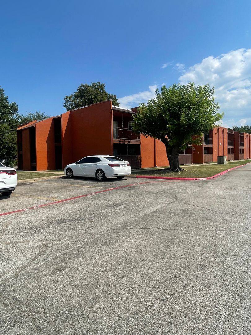 Apartment for rent at 400 N Merrill Ave, Duncanville, TX 75116